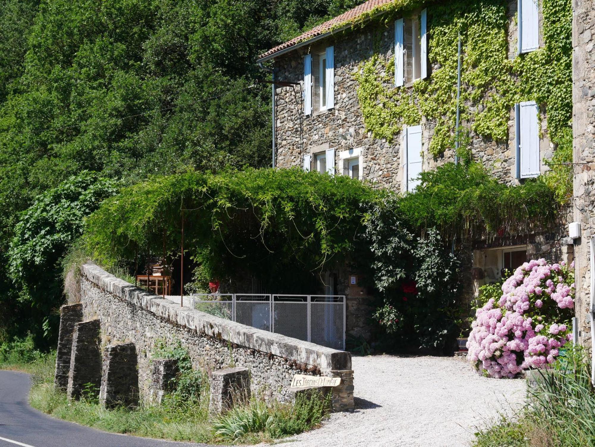 Les Jardins De Lumiere Bed and Breakfast Brusque Eksteriør billede